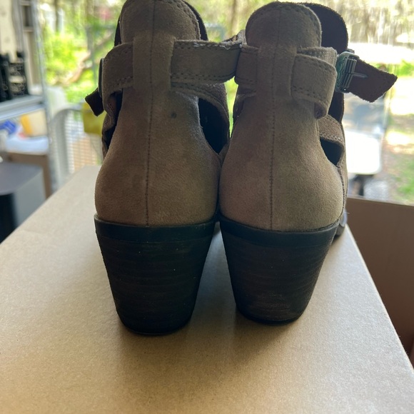LUCKY BRAND ☘️ ANKLE BOOTS! Size 7 they are suede and taupe in color! - Picture 4 of 7